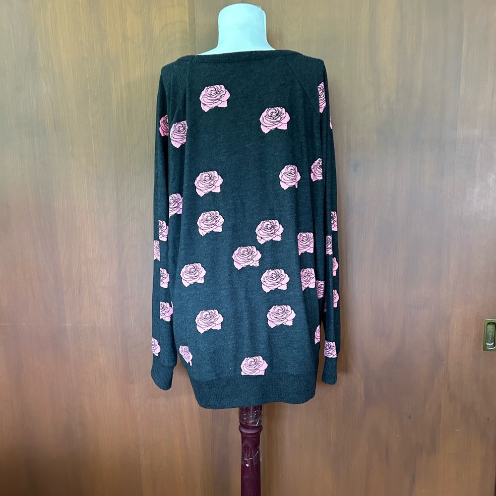 Chaser gray top with roses - Picture 2 of 5